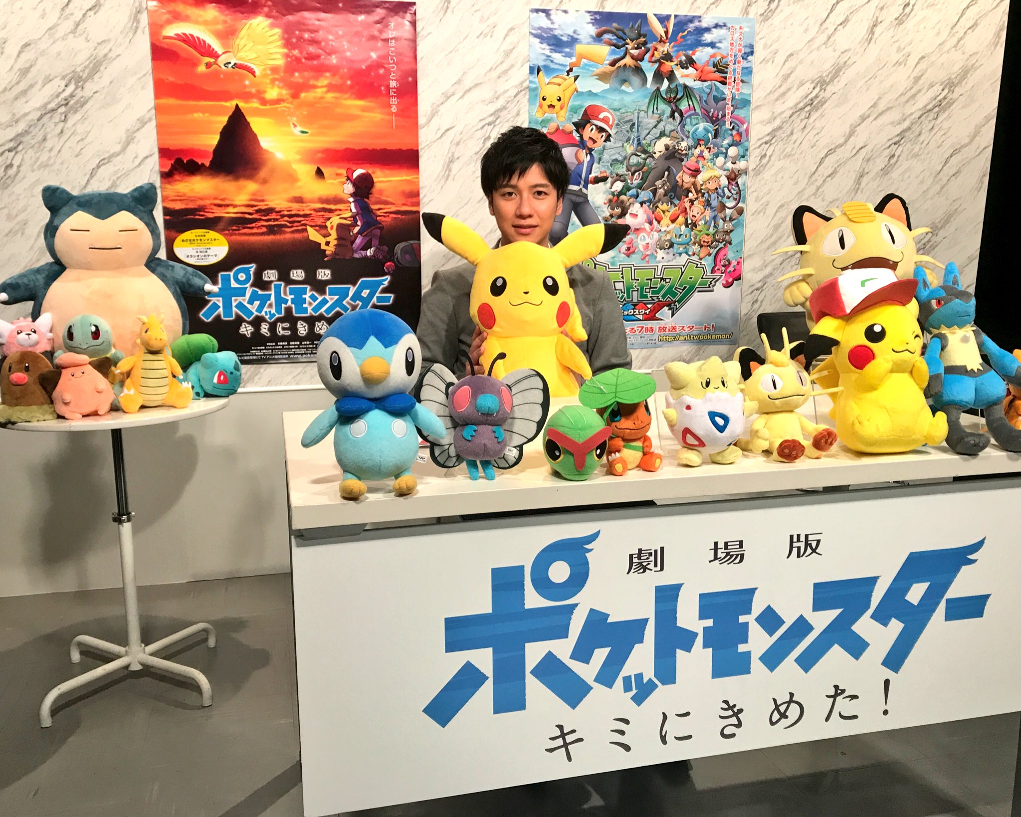 たぐちアナ 23日から始まるポケモンプレミア10 で ナビゲーターを務めております ご覧ください 写真は ポケモン に囲まれてなお 微妙な笑みしか浮かべられない悲しいニンゲンの図です T Co Xpkxllkkrw ポケモン アニポケ キミに
