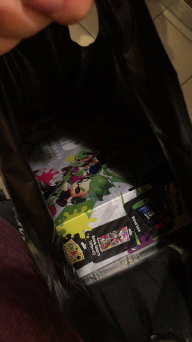 スプラトゥーン2同梱版を予約ゲットした僕の隣のレジに予約してない小学生がウキウキ笑顔でやってきた Togetter