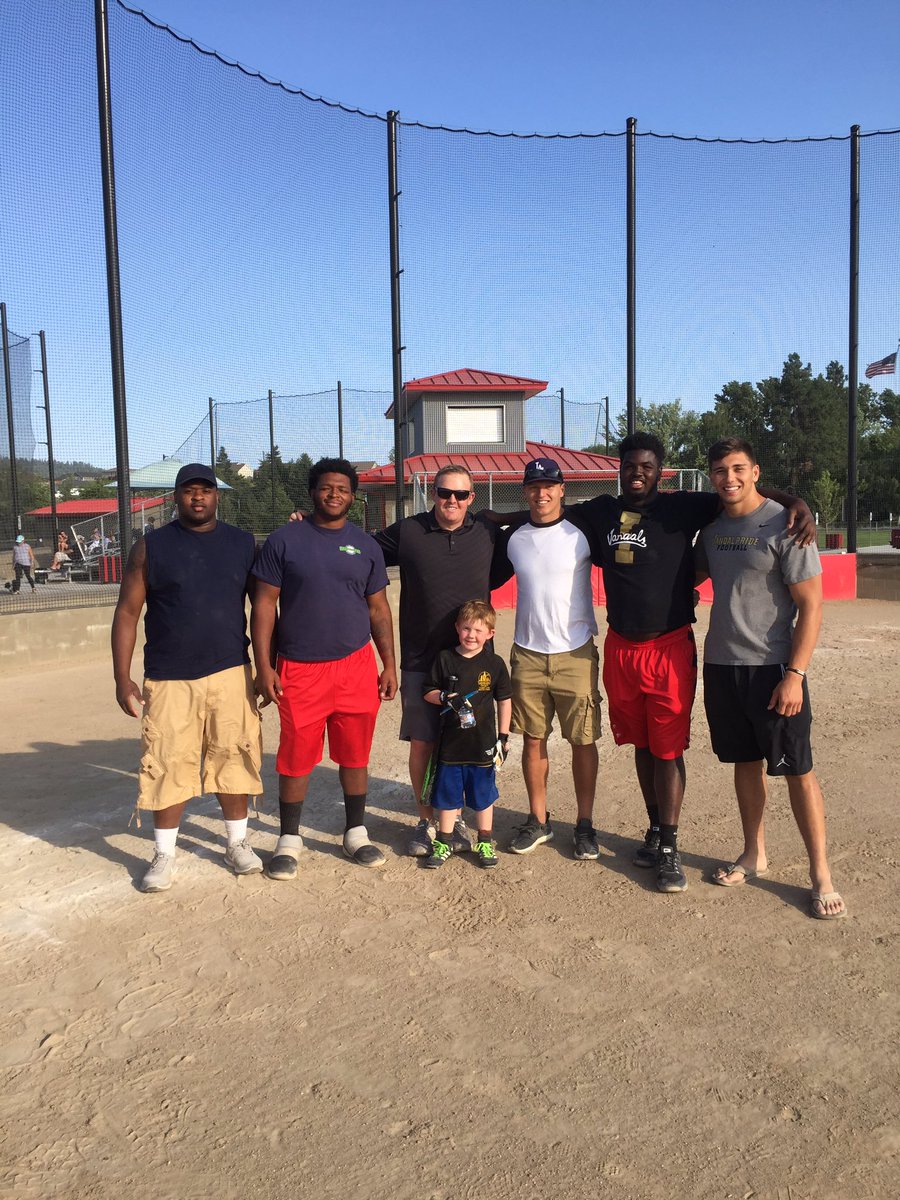 Coach_Shumaker's tweet photo. .@VandalFootball is great on the diamond too! Best tee ball umps (@notorious_93era #Coleman #DJ) &coaches (@TyGraham07 #Elliss) in the game! https://t.co/t0w93x2VQX