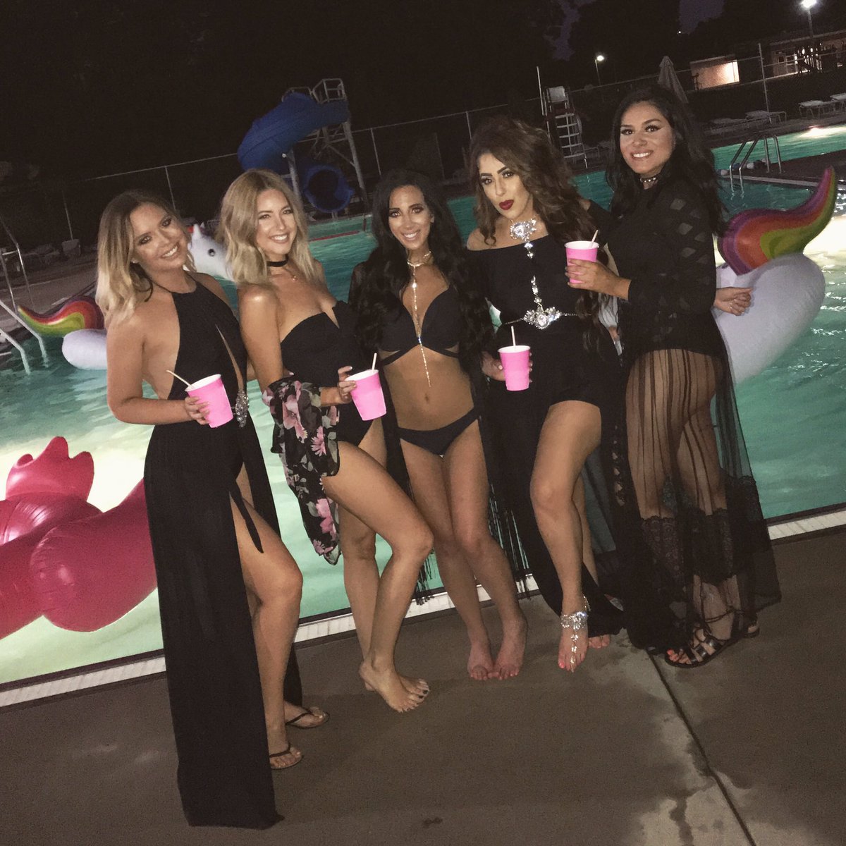 laurharbin's tweet photo. #squadgoals #badandboujee #soextraithurts 💅🏼 https://t.co/UAbS6eG8ba