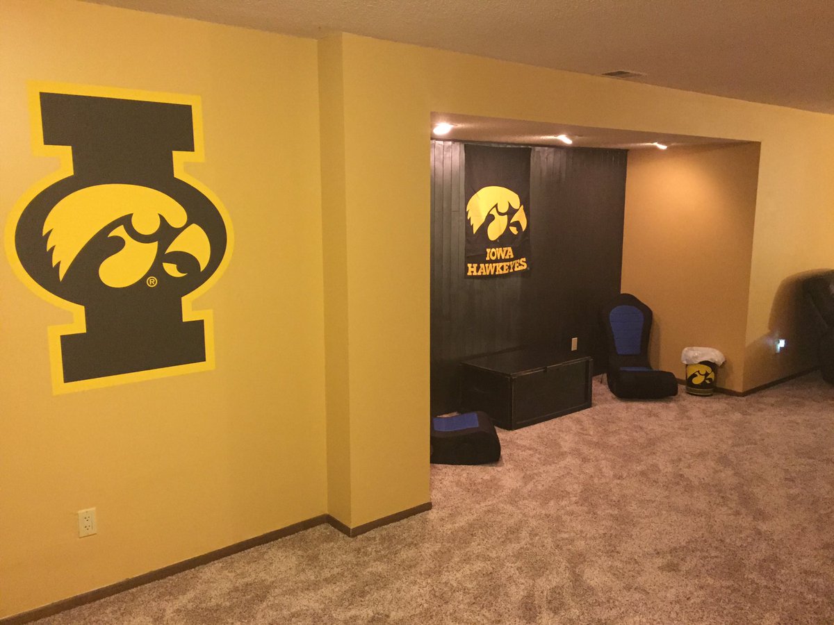 MikeUbben's tweet photo. @HawkeyeFootball Minnesota Man Cave...Kinnick North https://t.co/xtJ9owsvbX
