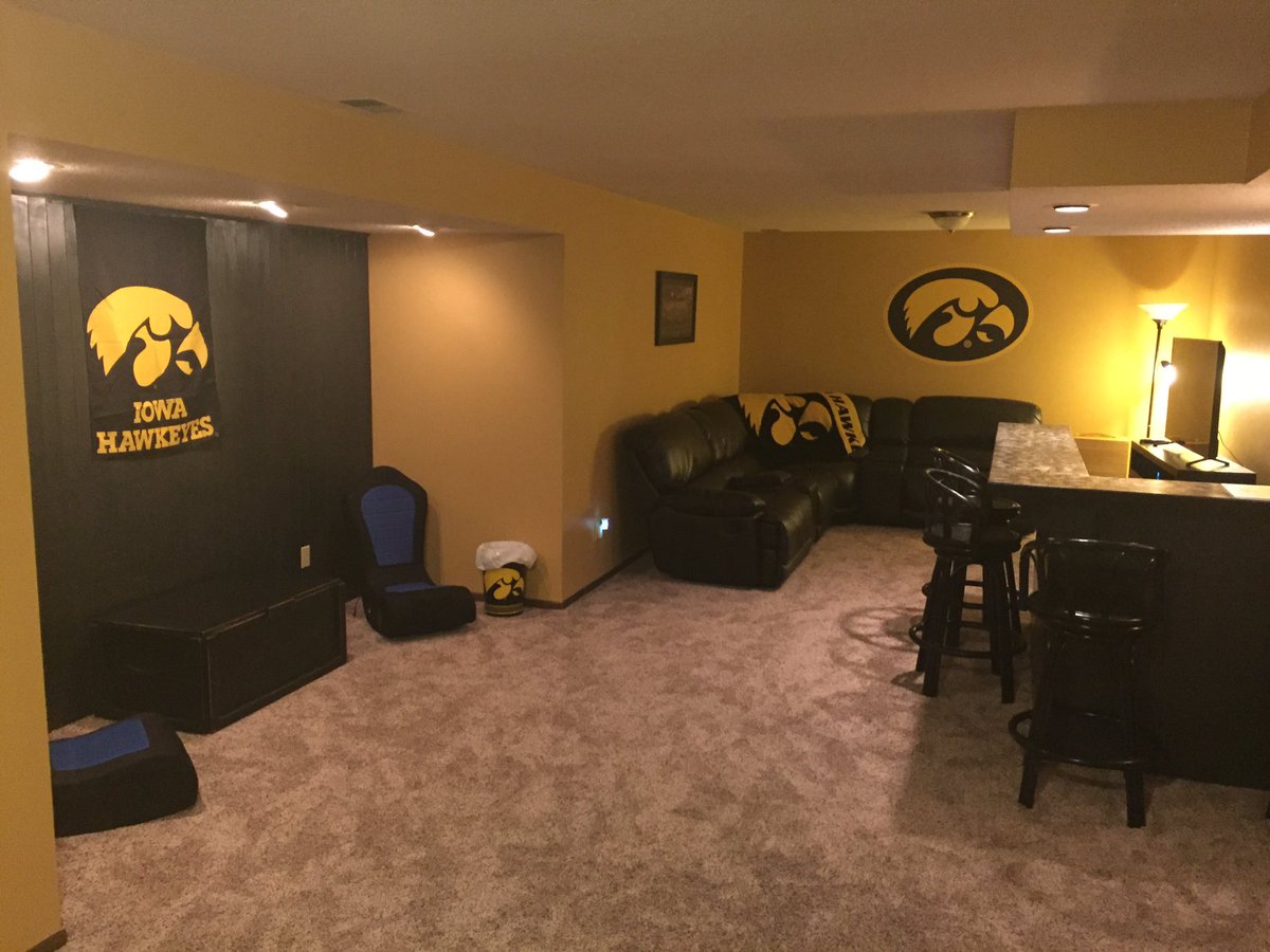 MikeUbben's tweet photo. @HawkeyeFootball Minnesota Man Cave...Kinnick North https://t.co/xtJ9owsvbX