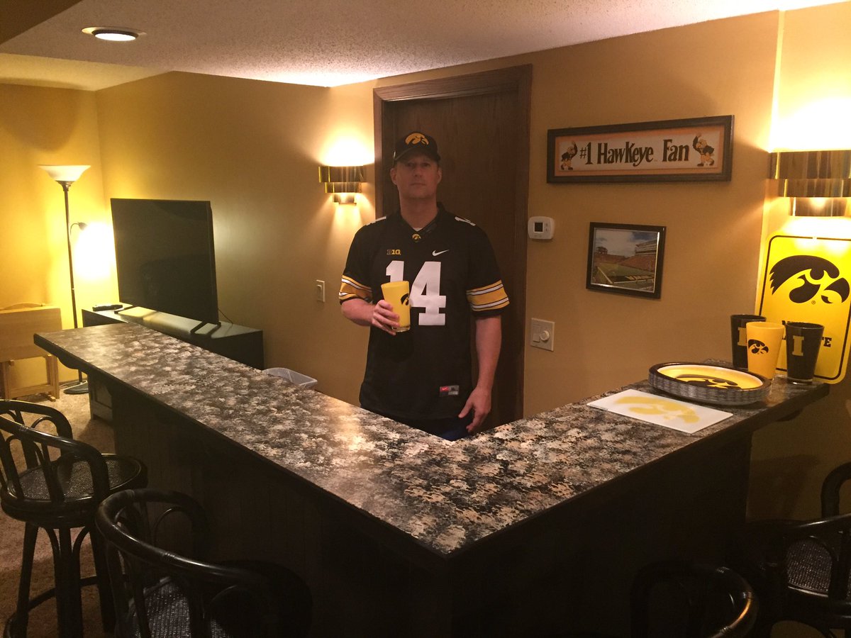 MikeUbben's tweet photo. @HawkeyeFootball Minnesota Man Cave...Kinnick North https://t.co/xtJ9owsvbX