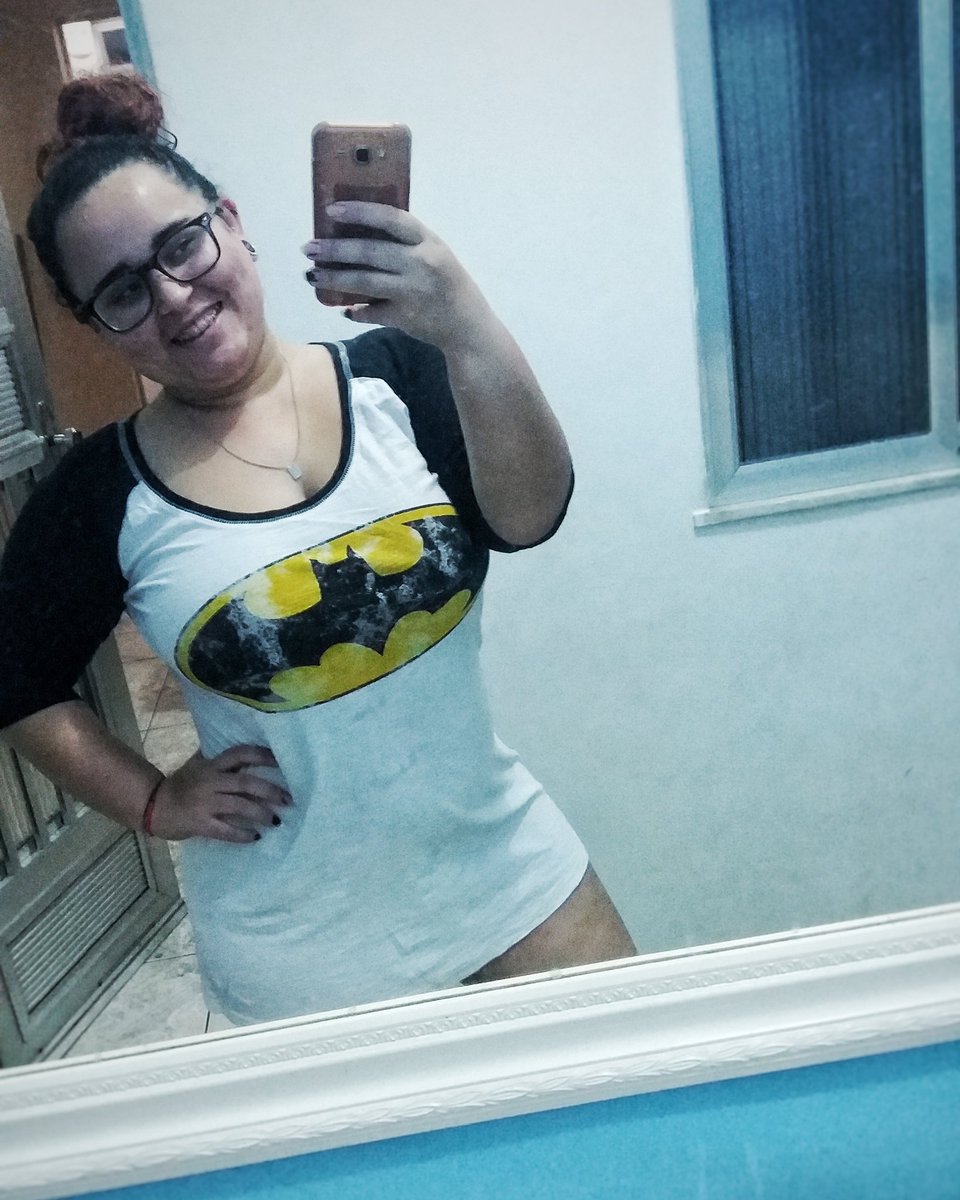 Lnascimentocrvg's tweet photo. Se não for pra dormir assim, eu nem durmo!!!! #TeamBatmam #VaiGordinha #Menos5 https://t.co/oebiEocq8M