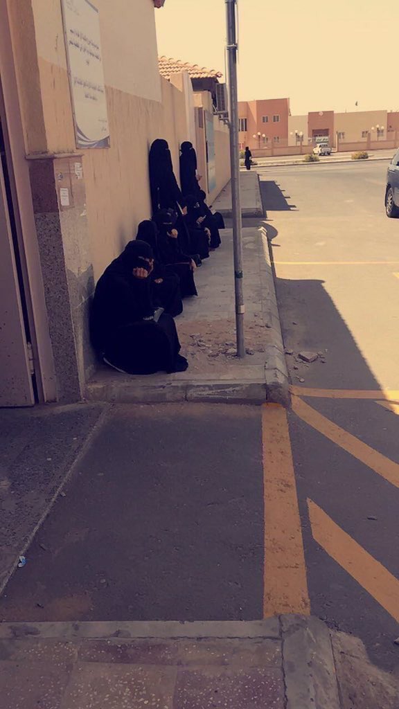 hinalmalki's tweet photo. كنت امشي وألقاهم ماشاءالله وش زينهم واقفين هالملكات عاجبهم الوضع ماقالوا العبايه وقيادة السيارة ولاقادوهااللي يبى يسوي الشي يسويه تحت اي ظرف https://t.co/AkXPcxrjjE