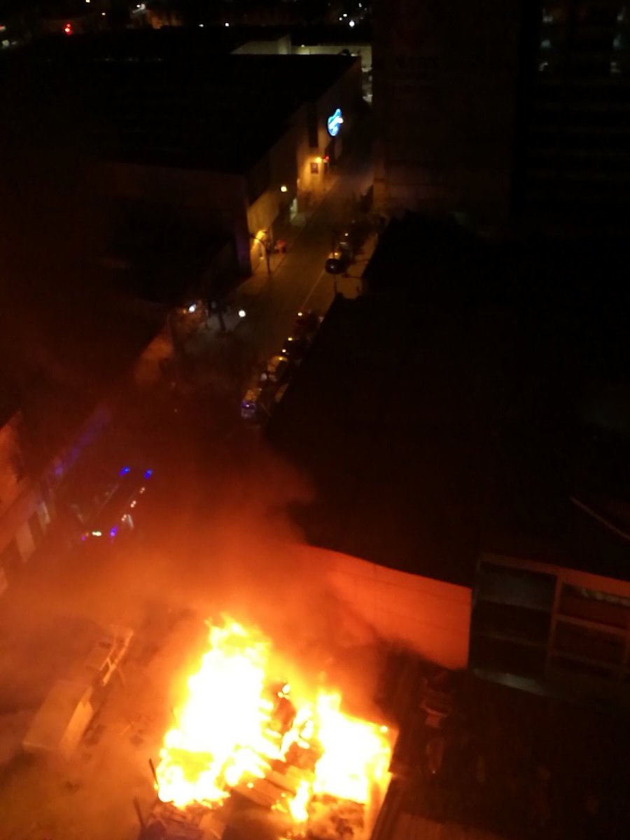 andre_geek's tweet image. Incendio en calle Fray Camilo Henríquez frente al líder @24HorasTVN @CNNChile @Mega @tv_mauricio