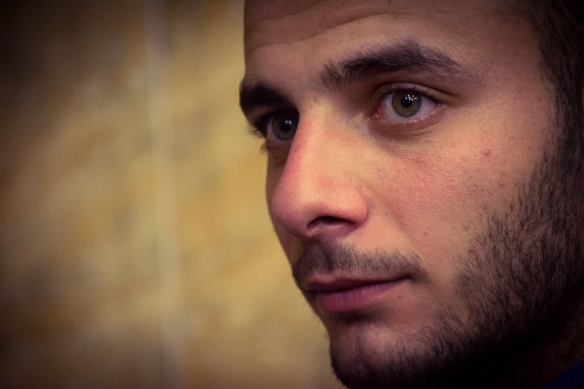 تمطر عليه #اهموم  
                 ... وترش #مصايب 
الدنيه وانه #ازغير . 
                سوتني #شايب..