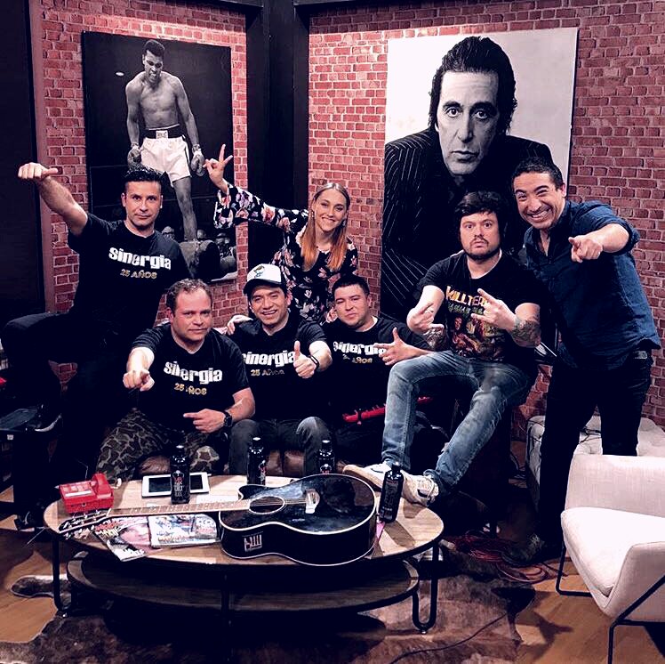 JUEVES 23:30 CANAL VIVE DE VTR! Les prometimos q hoy tendríamos programón! <a href="/BandaSinergia/">SINERGIA</a> celebra 25 años y lo celebramos n #MalasCompañias