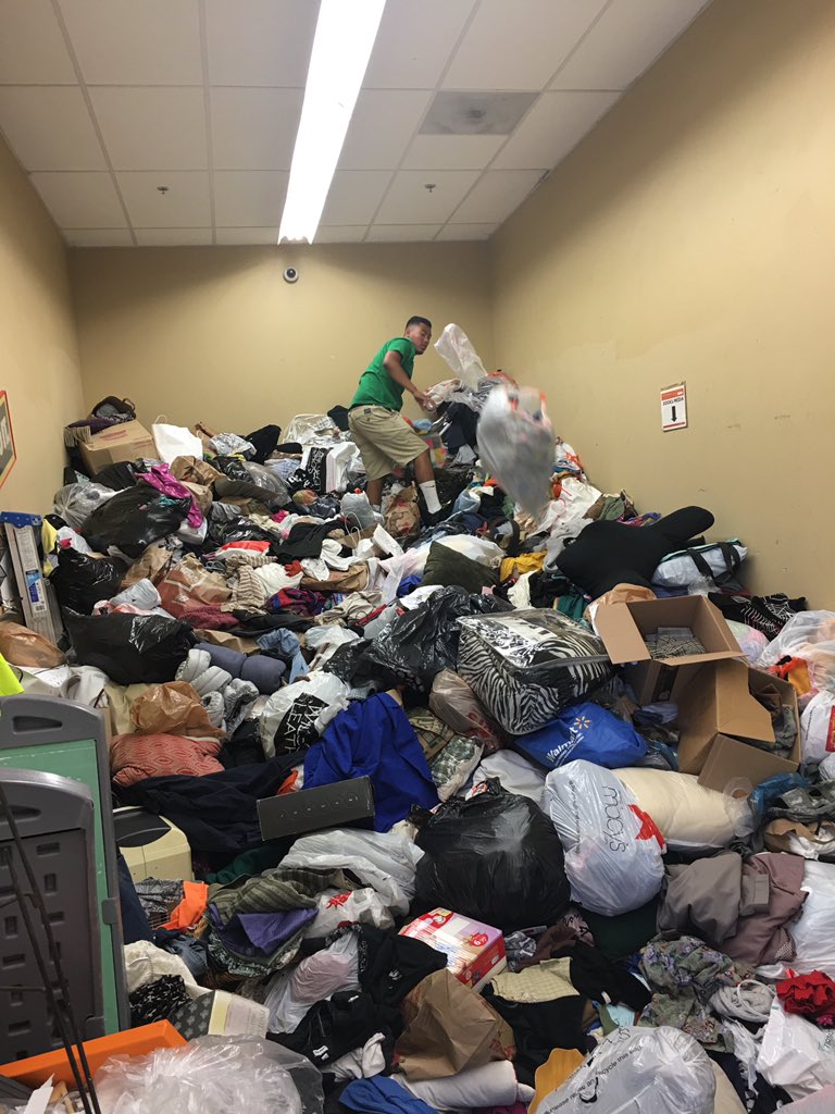 ProphHex's tweet photo. When you run out of carts, and have to put donations somewhere. #savers #cdclife https://t.co/wHfOz9CYkl