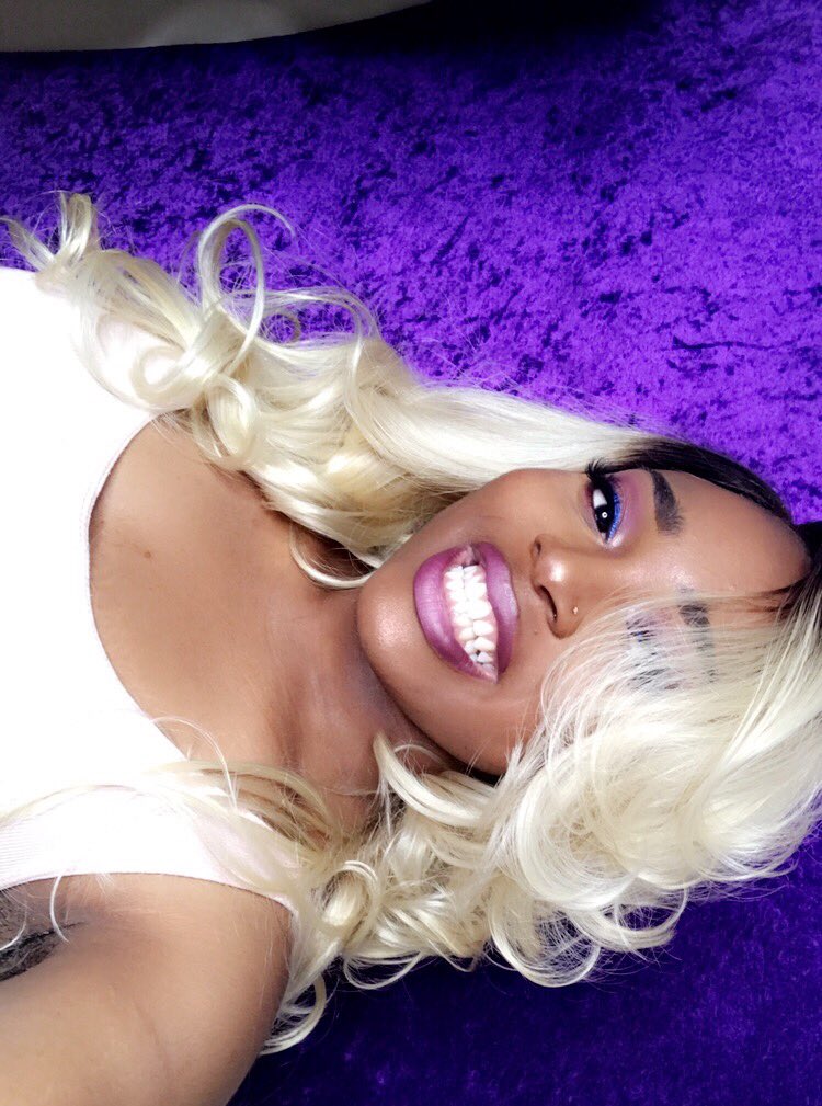 WondersOfAmanda's tweet photo. 9 days til my birthday 🎁🎈 https://t.co/hkYuQaetQL