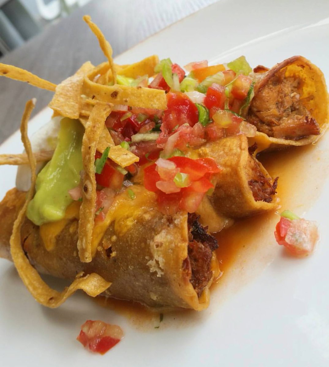 Disfruta de nuestras exquisitas Flautas. 🍃🍅 #mixrest #foodtoshare |via @quecomerenrd|