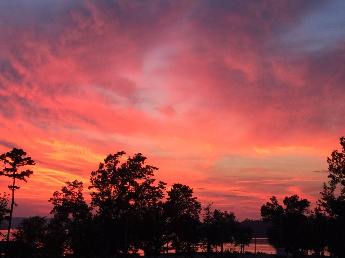 DossJerry's tweet photo. Guntersville, AL @weswyattweather @spann @AdrianWVTM13 @StephWVTM13 @InstagramBham @StormHour @skinnyblynn #sunset #nofilter #alxw https://t.co/AETht2OWDu