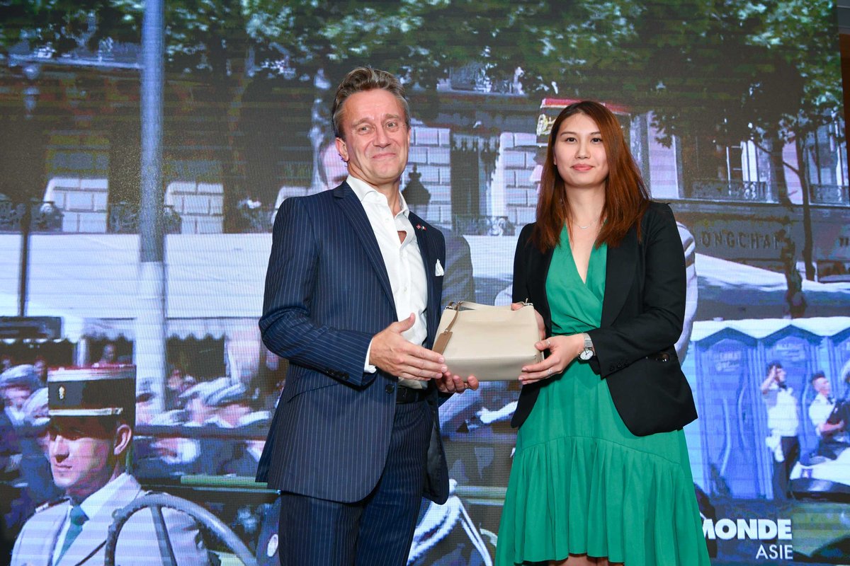 maudfrizon's tweet photo. MAUD FRIZON was proud to sponsor 2017 French National Day ceremony.
Below was the prizewinner, receiving a MAUD FRIZON beige saffiano bag. https://t.co/lDYpgP7wix