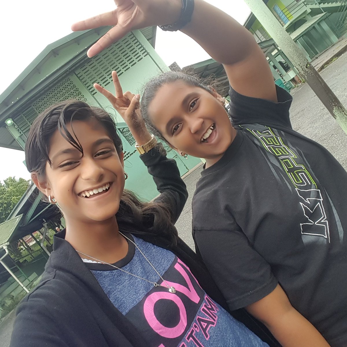 quinzey7's tweet photo. When you have a bwst friend missing #stillenjoy https://t.co/foFXgbmW7e