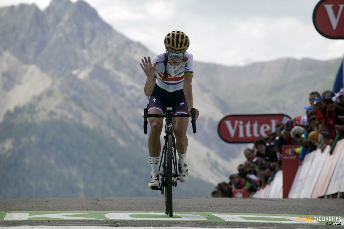 echappe_'s tweet photo. Photo gallery: the women's peloton takes on Izoard https://t.co/PF0Awz7DB7 #LaCourse2017 #Izoard https://t.co/U9fmx2euXD