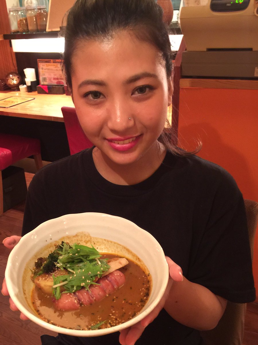 hirihiri_curry's tweet photo. RIRIちゃんに続き登場するのはスープカレーhiri hiri大通りスタッフのRenちゃん✨
名付けて「ヒリヒリ Renちゃん」のおすすめはジャイアントフランクカリー😍
30度超えの激アツな本日は激辛カレーが最高ですよ🍴
皆さんご賞味いかがでしょうか⁉️
#拡散お願いします https://t.co/ODAwqNu0Cf