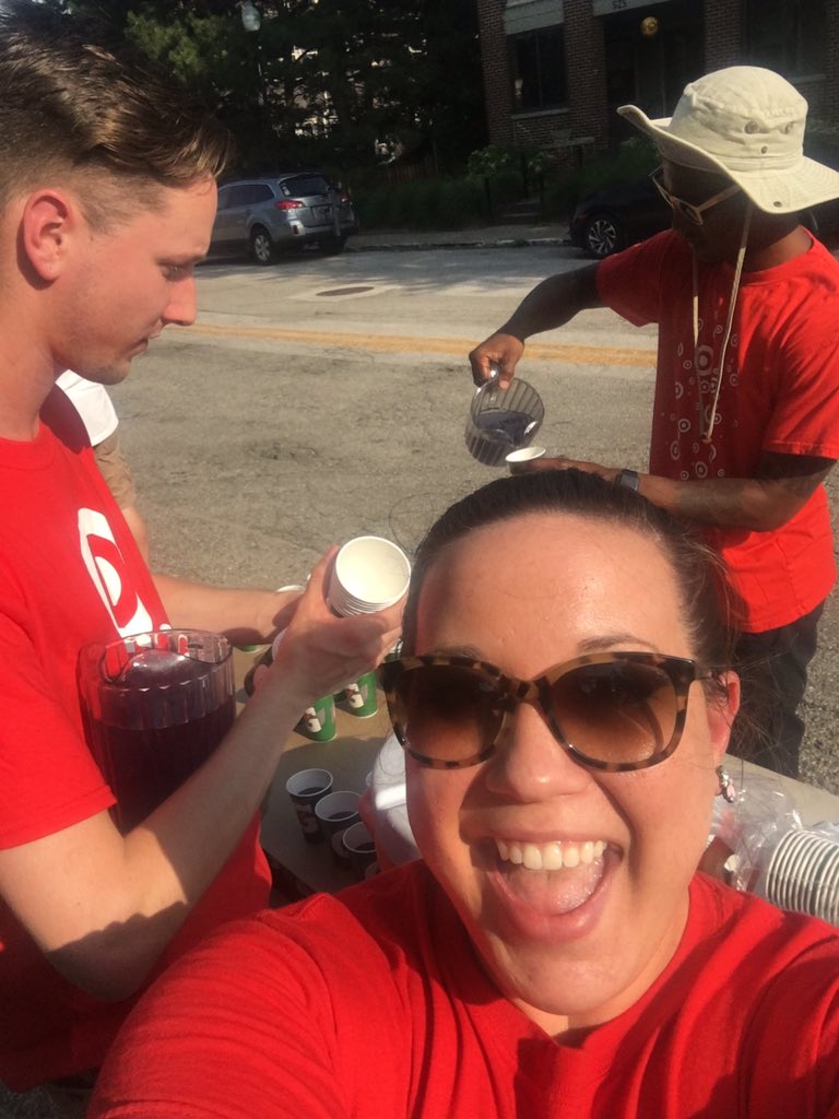 ShannonL1788's tweet photo. #TheGreat1788 volunteering up some refreshments for the awesome runners of #Run317 #TargetGiving #BestTeamInRetail #TargetGivesBack 🎯🏃🏻🏃🏼‍♀️ https://t.co/koI1F98at3