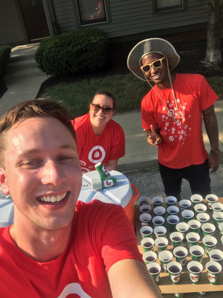 ShannonL1788's tweet photo. #TheGreat1788 volunteering up some refreshments for the awesome runners of #Run317 #TargetGiving #BestTeamInRetail #TargetGivesBack 🎯🏃🏻🏃🏼‍♀️ https://t.co/koI1F98at3