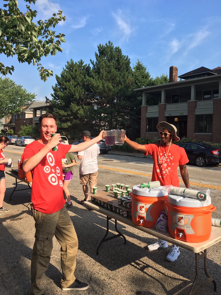 ShannonL1788's tweet photo. #TheGreat1788 volunteering up some refreshments for the awesome runners of #Run317 #TargetGiving #BestTeamInRetail #TargetGivesBack 🎯🏃🏻🏃🏼‍♀️ https://t.co/koI1F98at3