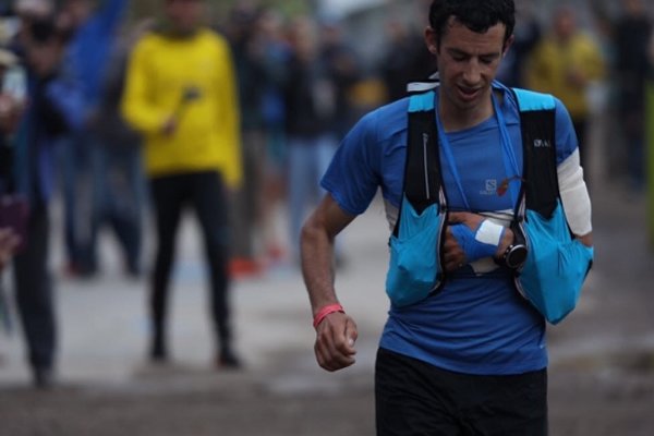 EnDondeCorrer's tweet photo. Kilian Jornet gana Hardrock, corriendo 140 kilómetros con el hombro dislocado.
Noticia: https://t.co/shZn03EWEa https://t.co/V0JEsuCwfu