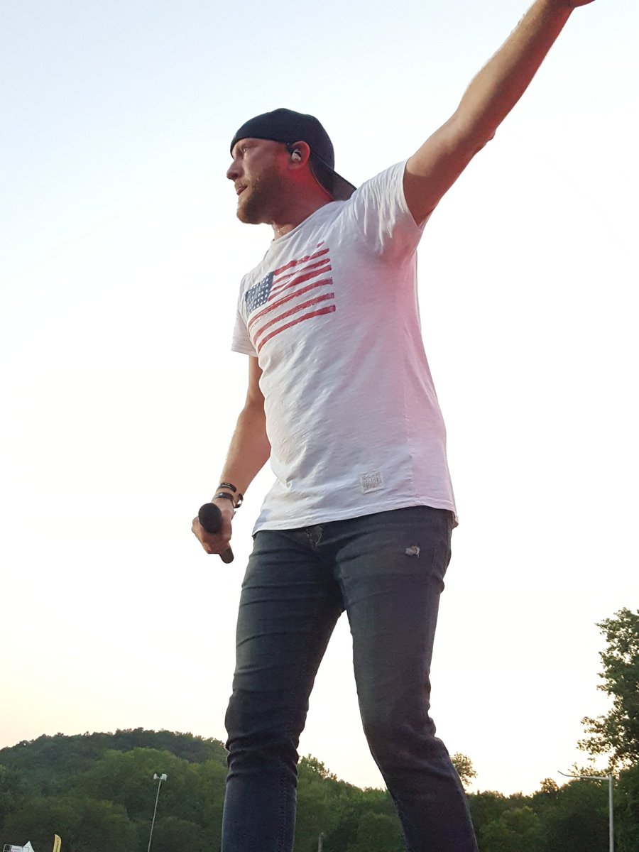 TCountrySource's tweet photo. Amazing set by @coleswindell, next up @DierksBentley here at @CountryJam! #youshouldbehere #countryjam2017 #JamwithTCS https://t.co/YJGKOcOxhK