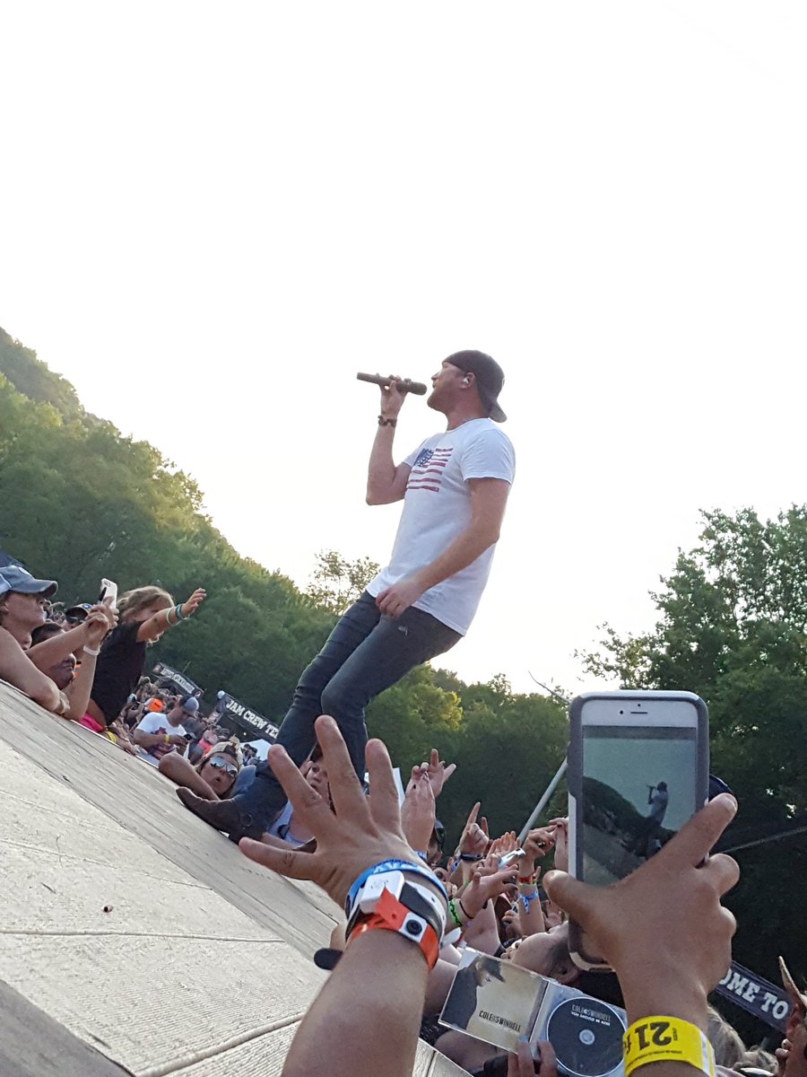 TCountrySource's tweet photo. Amazing set by @coleswindell, next up @DierksBentley here at @CountryJam! #youshouldbehere #countryjam2017 #JamwithTCS https://t.co/YJGKOcOxhK