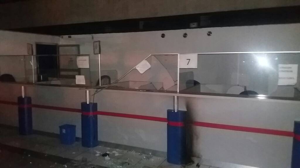 OmarMiranda20's tweet photo. Terroristas pacíficos Acabaron y Robaron Centro de Servicios Corpoelec Cabudare Lara. @Larissacostas @LaHojillaenTV @LMOTTAD @mangozurda https://t.co/K7DrrIHgQ0
