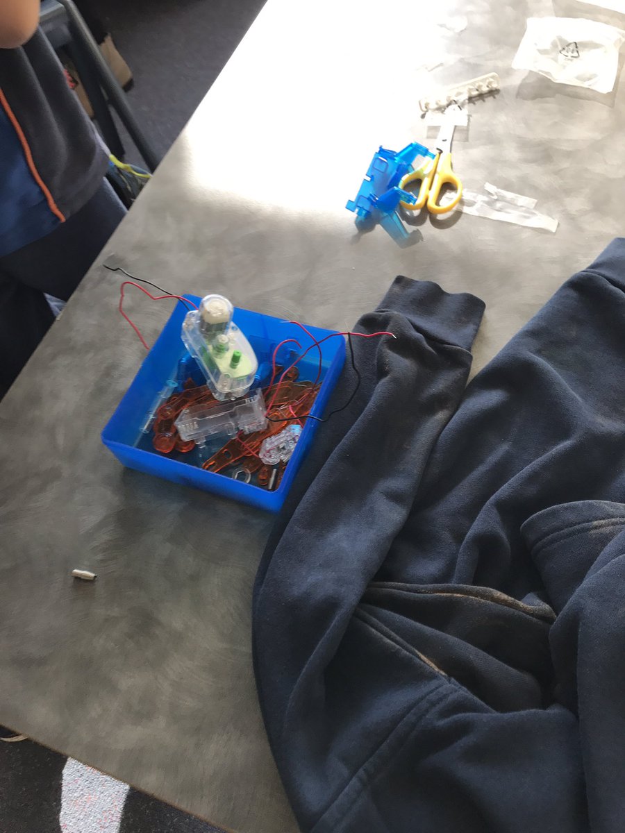 ellie_damou's tweet photo. Exploring even more provocations for CBL #magicsand #problembasedgames #techbuilding @AitkenCreekPS @MrsRushworth https://t.co/B3OllelAxn
