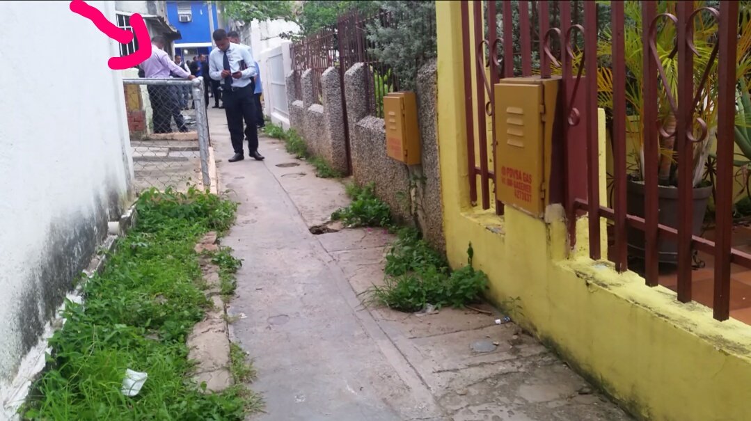 Heberlizeth's tweet image. Aquí asesinaron a Andrés Uzcátegui. Trató de resguardarse en el porche de una casa, ahí le disparó un GN a quemarropa, me contó una testigo