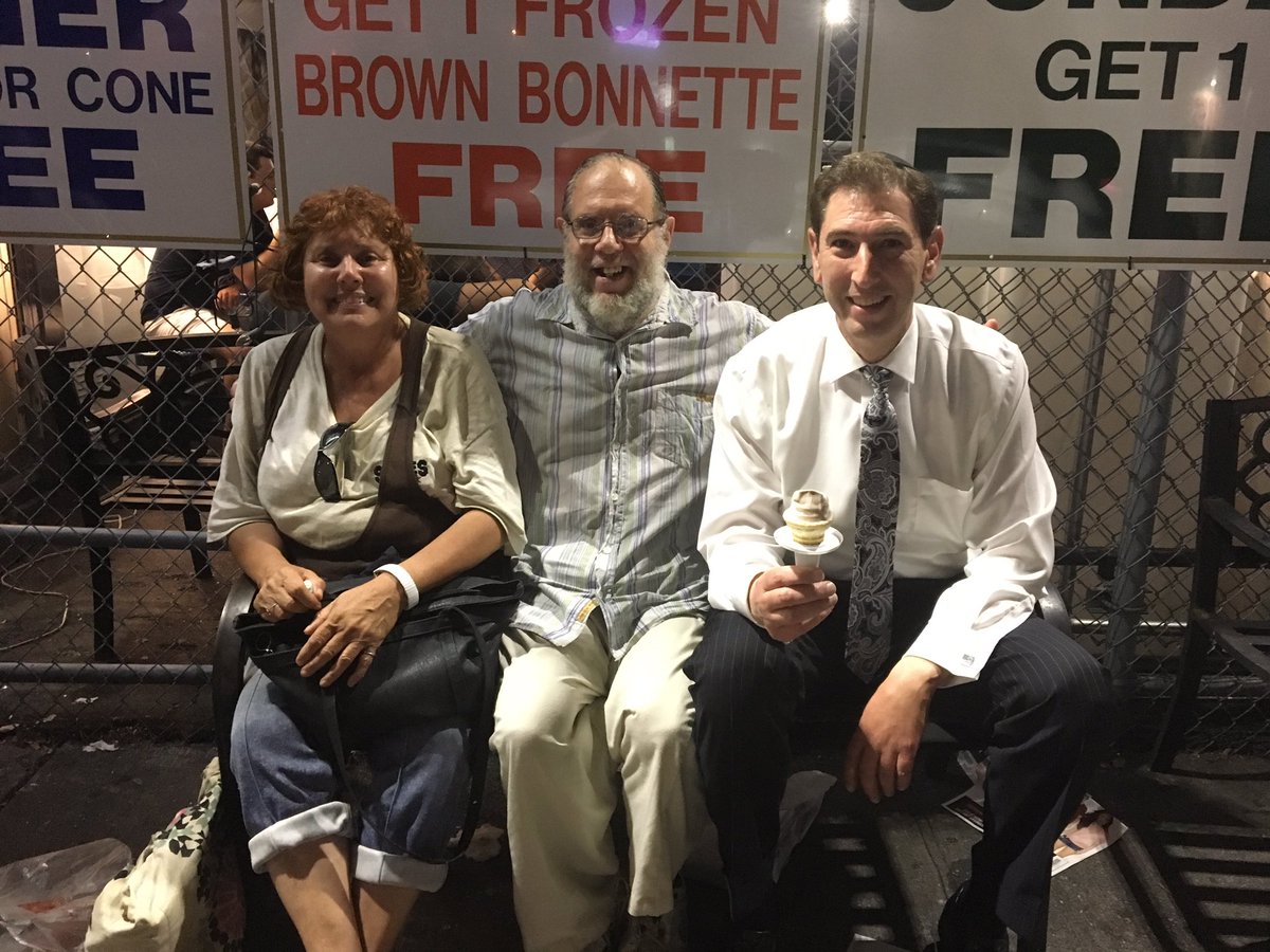 ChaimDeutsch's tweet image. During this 🌞heat advisory, please remember to check on your 👵senior neighbors (and it can't hurt to bring them some @CarvelIceCream)! 🍦