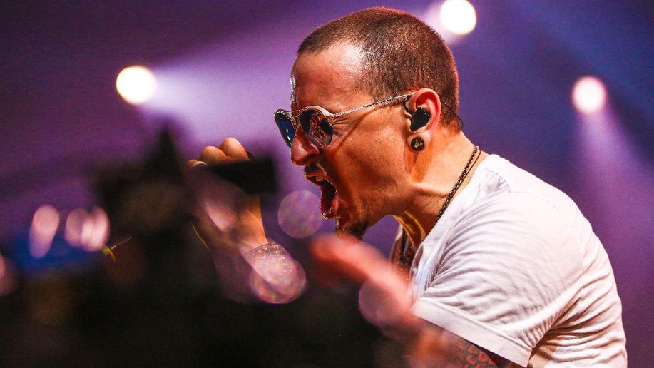 detikcom's tweet photo. Chester Bennington Bunuh Diri, Tanda Seleb Juga Rentan Depresi https://t.co/kxdPiSTH8I via @detikHealth https://t.co/ueGAKmLNnG