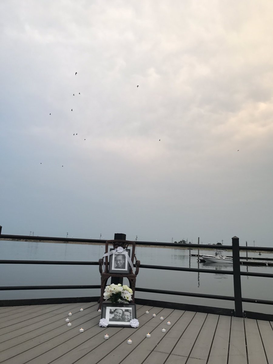 王军涛twitterren 陪同我去的来自台湾的at T退休工程师赵先生 告诉我台湾的一个美丽说法 在 头七 祭奠时 被祭奠的亲友很可能附着在最先靠近的生物上 今天当我摆好空椅子 画像 花束和蜡烛时 最先在水中浮游过来和天上结队飞过的是 王军涛twitterren 陪同我去的来自台湾的at T退休工程师赵先生 告诉我台湾的一个美丽说法 在 头七 祭奠时 被祭奠的亲友很可能附着在最先靠近的生物上 今天当我摆好空椅子 画像 花束和蜡烛时 最先在水中浮游过来和天上结队飞过的是
