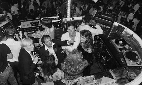 CEpuntoTV's tweet photo. Desde los tiempos del Estudio 54 ya se usaba que todos tenían que estar en la cabina del DJ. #Studio54 #CabinaDJ https://t.co/6vMRlyj7WC