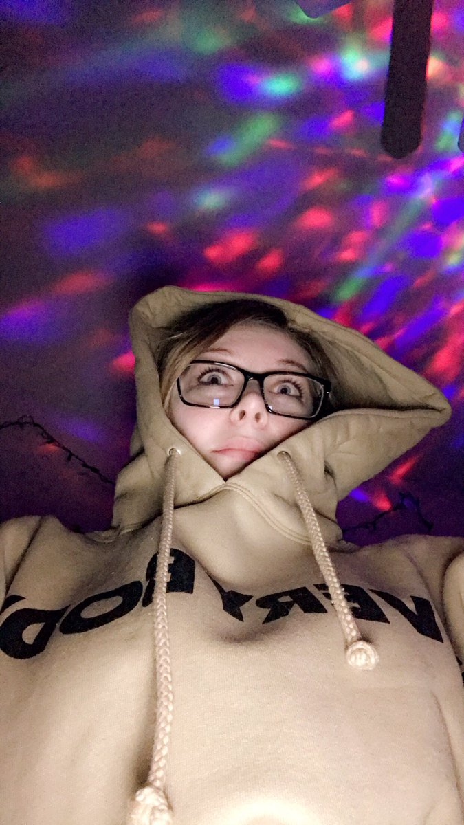blitzuhh's tweet photo. What he sees vs what she sees https://t.co/NKirT0ZvJj