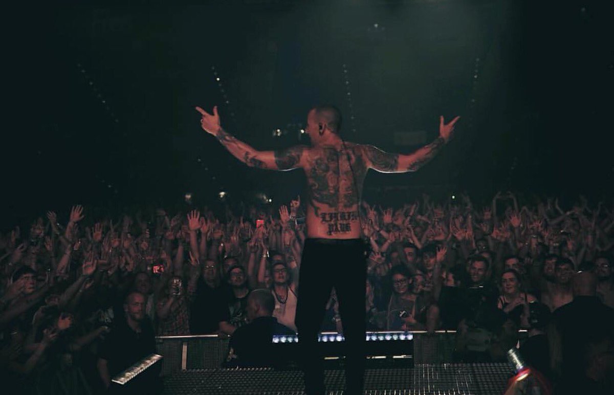 Mixably's tweet image. Rest in power Chester Bennington, you are legendary 💔