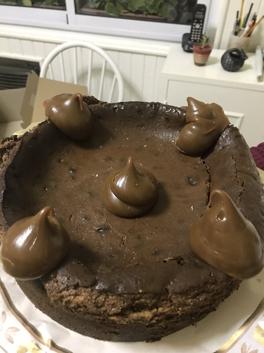 agosbru007's tweet photo. Impresentable! @Marubotana_ok nos enviaron una torta hundida en el medio, rota y quemada en los costados! #impresentable https://t.co/hqwQZQaS8U