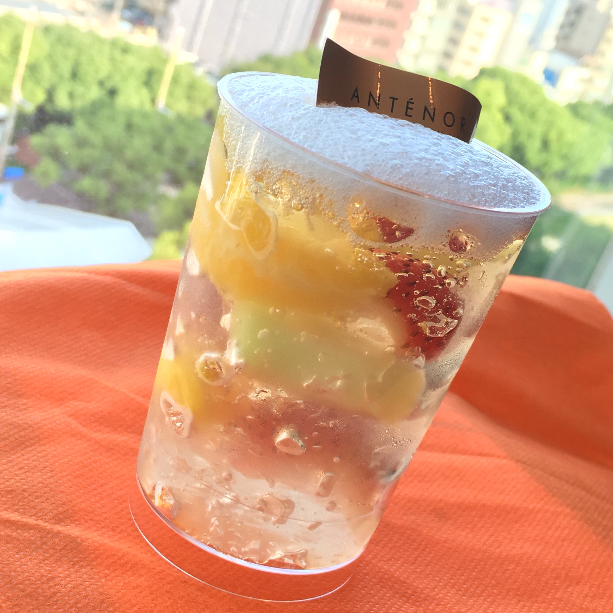 松坂屋名古屋店ごちパラ レストラン アンテノール スパークリング フルーツジュレ 1個 税込540円 白ぶどう果汁とシュワッと溶ける炭酸水を泡立てた爽やかなゼリーに苺などの5種のフルーツを閉じ込めました 松坂屋名古屋店 ごちパラ ゼリー