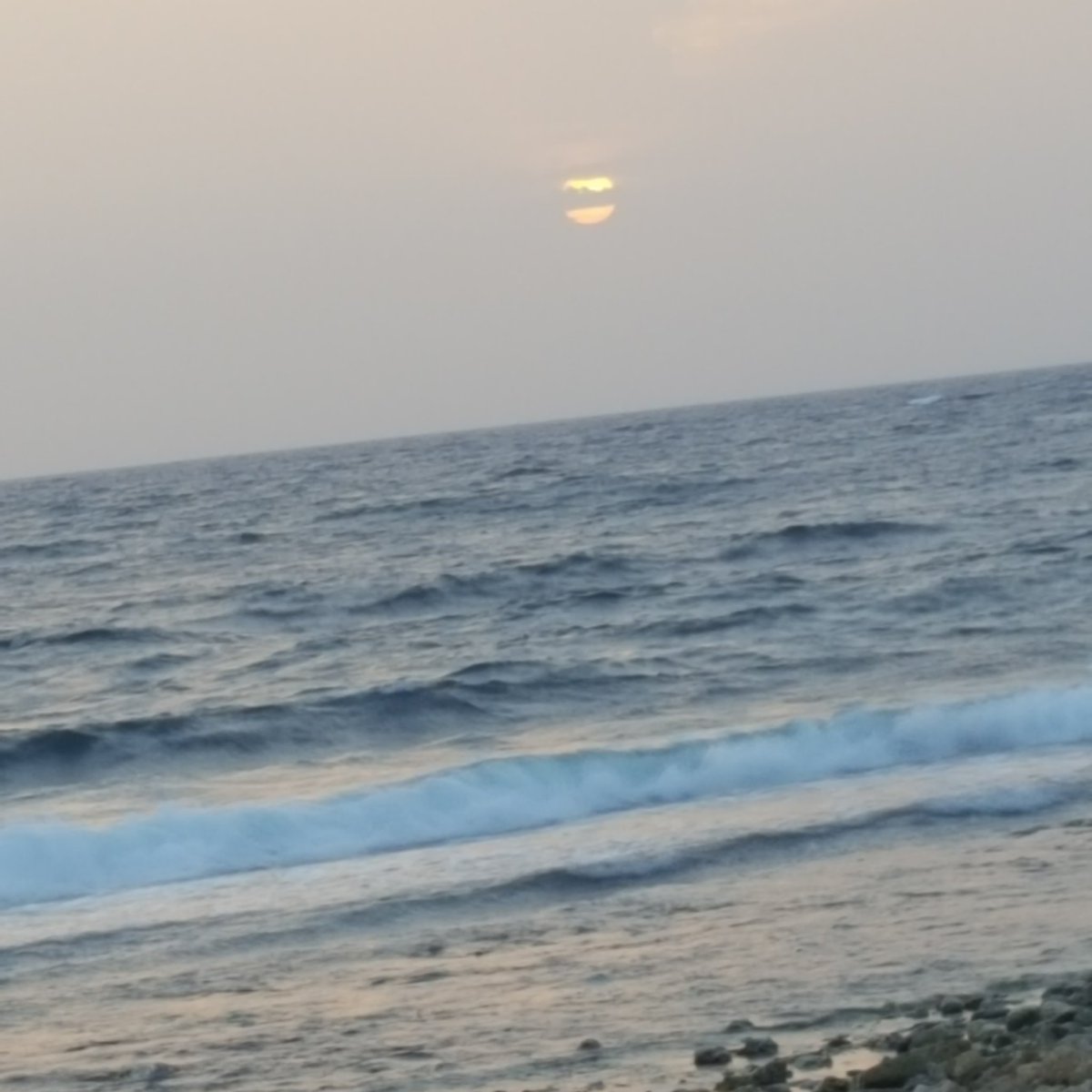 atz100011's tweet photo. كن واثقاً من نفسك لاا تبرر لمن يأخذ فكرةً سيئه عنك , دعه يأخذها وينصرف ,فلم تُخلق لتثبت للناس أنك مُلاك , ولا لتثبت لهم أنك شيطُان عش لنفسك https://t.co/qZWTnvFiBq