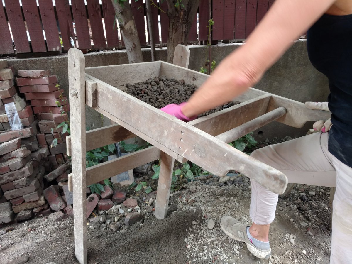 MsTHTP's tweet photo. How cool is it that we found ceramic fragments from the 1700s at the Pierce-Hichborn House #PlaceBasedBos @PaulRevereHouse @PlaceBasedBOS https://t.co/hHwF3o5dhu