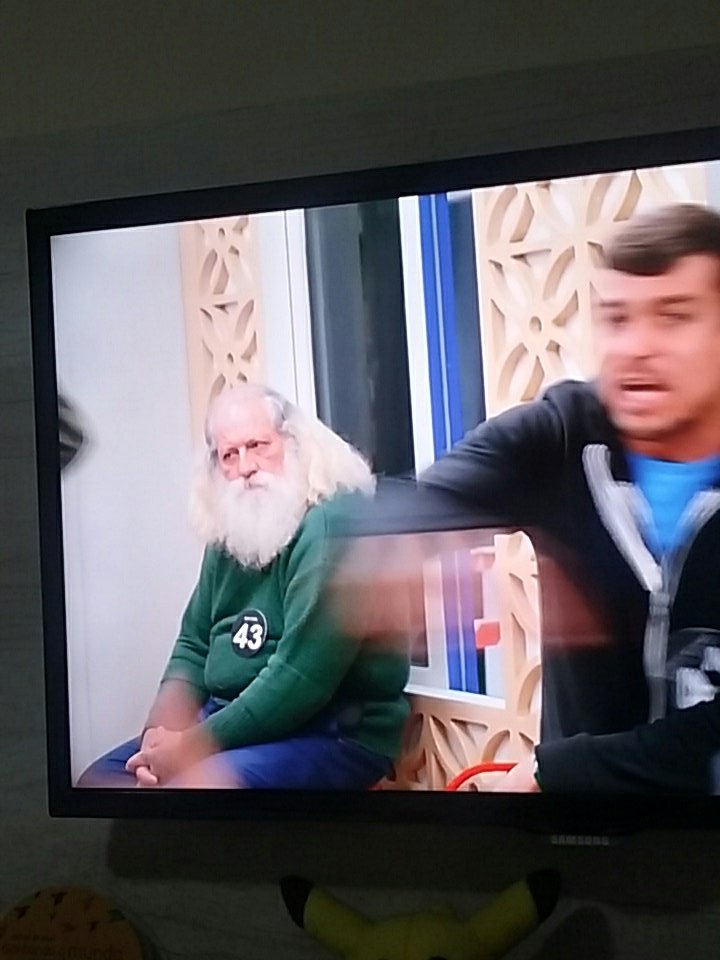 No meio da treta eu sou o papai Noel lá no fundo #ACasaEp8
