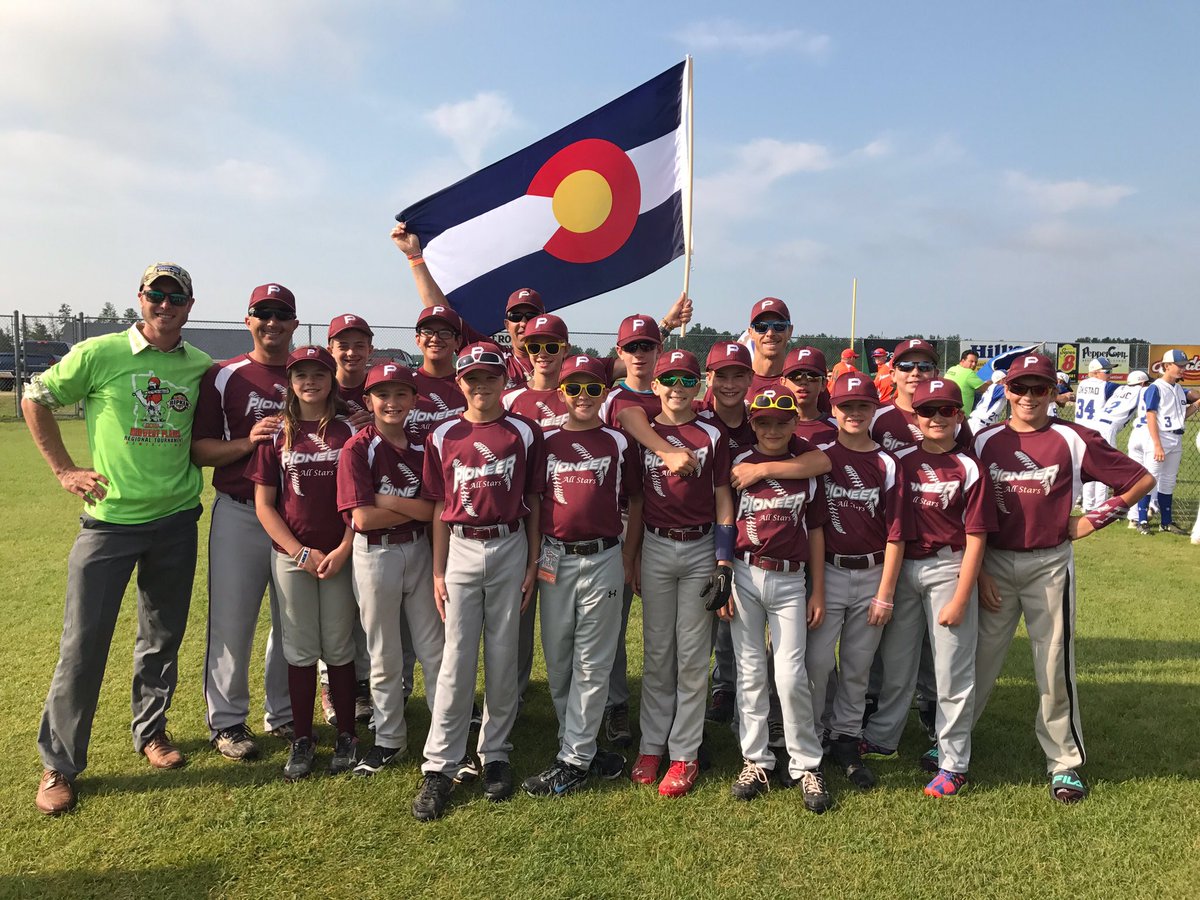 MidwestPlains's tweet photo. Teams at opening ceremonies with their hosts https://t.co/HdqJdFhnNd