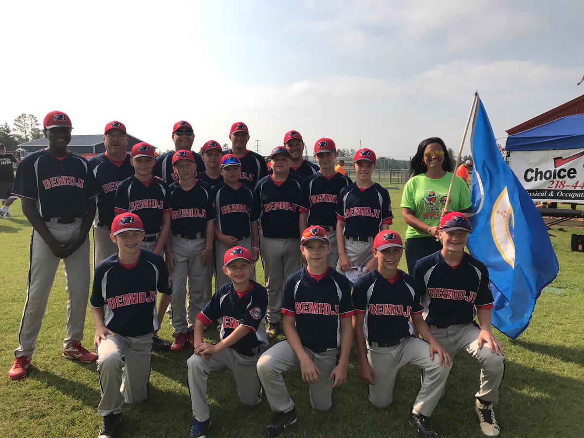 MidwestPlains's tweet photo. Teams at opening ceremonies with their hosts https://t.co/HdqJdFhnNd