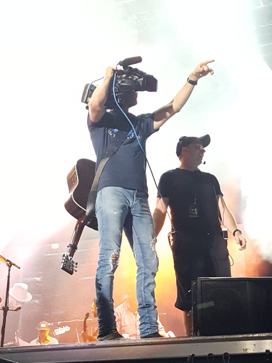 TCountrySource's tweet photo. @DierksBentley having some fun with the crowd. #countryjam2017 #jamwithTCS https://t.co/xkLOQqv2D4
