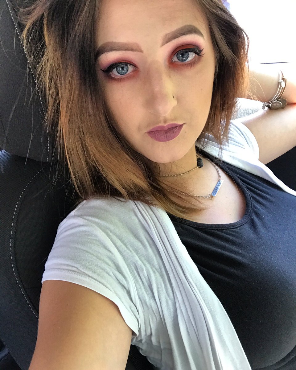 KinseyyyVarrato's tweet image. Color 🙏🏼@bhcosmetics #mattepalette #colorful #mua #makeupartist #eyeshadow #eyelook #bright #bold #daring #follow #makeup #MakeupTwitter