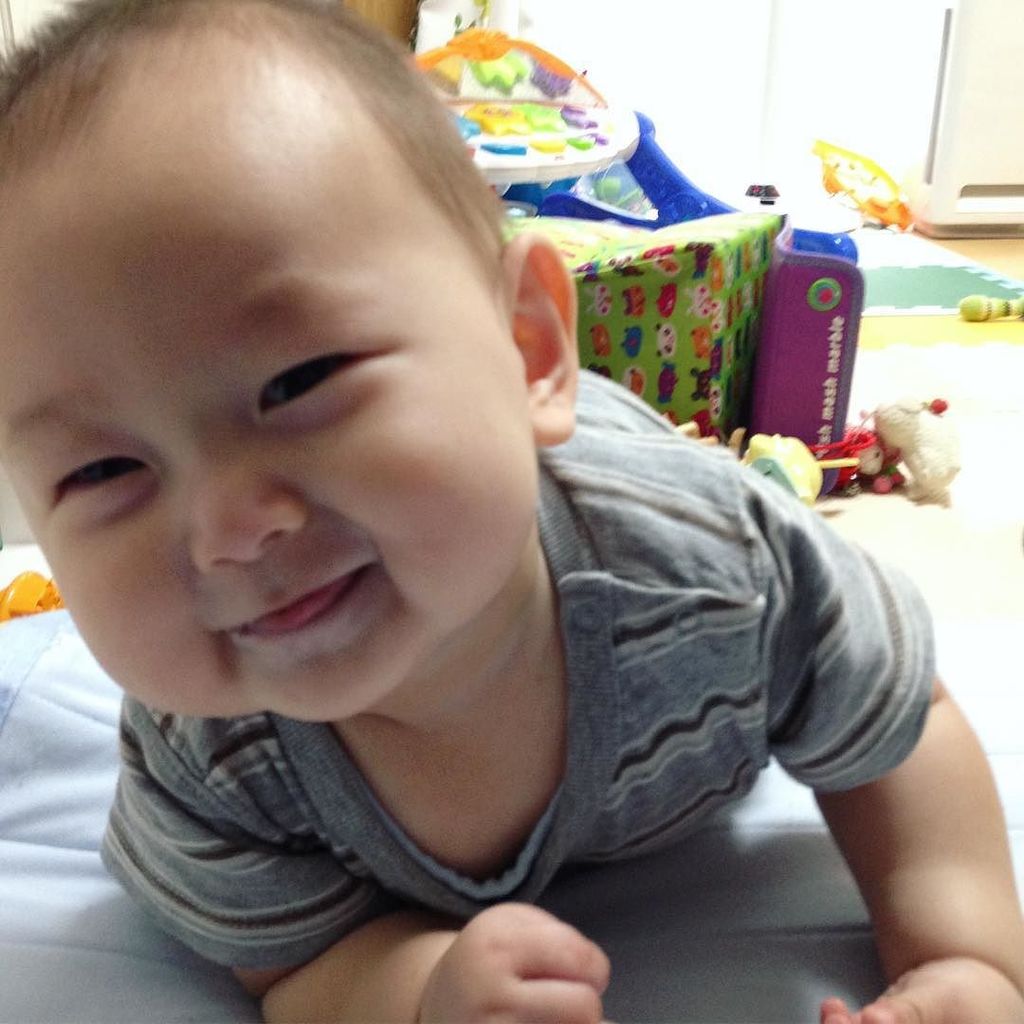 マイ 恐怖 おもちゃが散乱した部屋でよだれを垂らしたヤツがにじり寄ってくる 次男 ぷくぷく期で最早輪郭が四角い べろちら てへぺろ よだれまみれ ずり這いマスター とにかく暑い T Co Olh2u5ng1s T Co Am1xqskahq Twitter