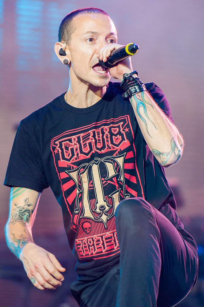 punkkoid's tweet photo. A legend has fallen. R.I.P Chester Bennington. #Likinpark #RIPChester #Numb #NeverForgotten https://t.co/qs3uO896RP