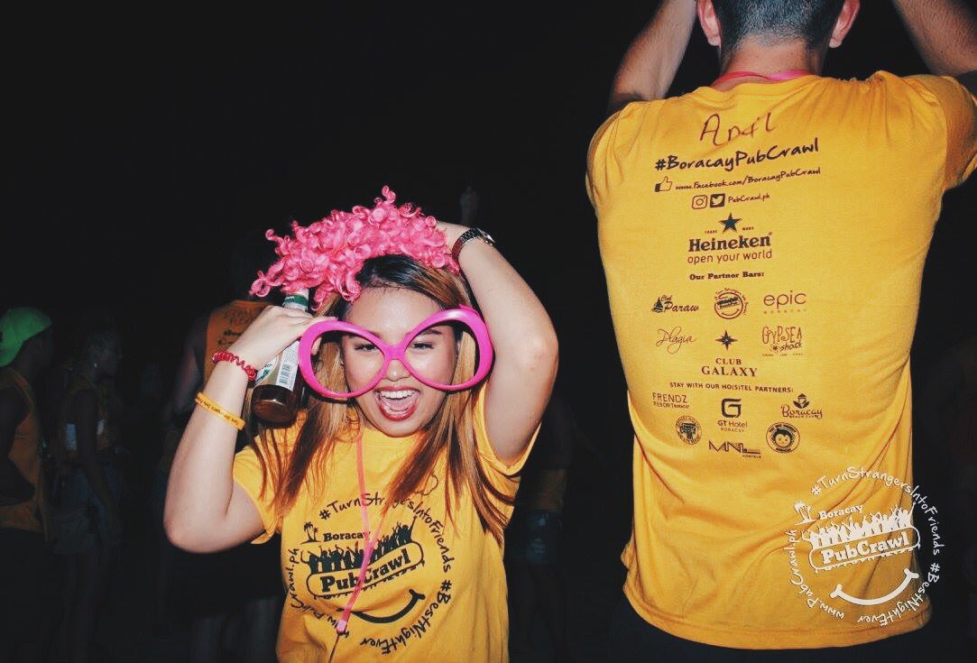 nikolemndz's tweet photo. Me drinking responsibly. Hahaha! Never leaving my beer anywhere even on a game like this. 🍺😂 🏃🏼‍♀️#BoracayPubCrawl #turnstrangersintofriends https://t.co/ZPlRoVBzAL