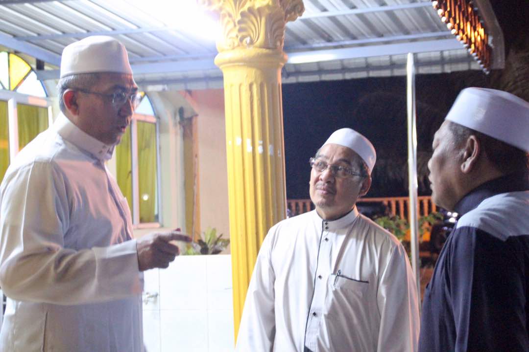 PSilveryouth's tweet photo. Dato @shahrulyahya bersama dgn penduduk setempat dalam Program Fit Masjid di Masjid Felda Trolak Utara. #BS2M #Pemukiman https://t.co/zPQWNVc8dS