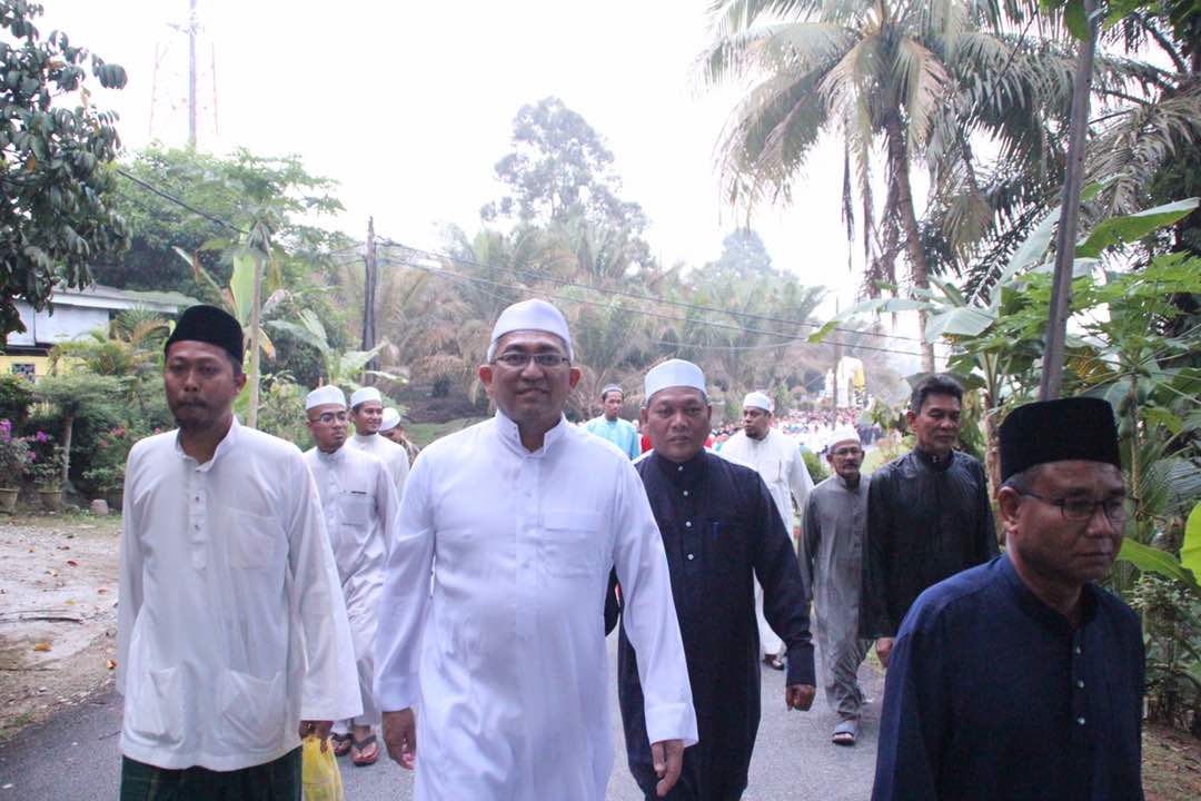 PSilveryouth's tweet photo. Dato @shahrulyahya bersama dgn penduduk setempat dalam Program Fit Masjid di Masjid Felda Trolak Utara. #BS2M #Pemukiman https://t.co/zPQWNVc8dS