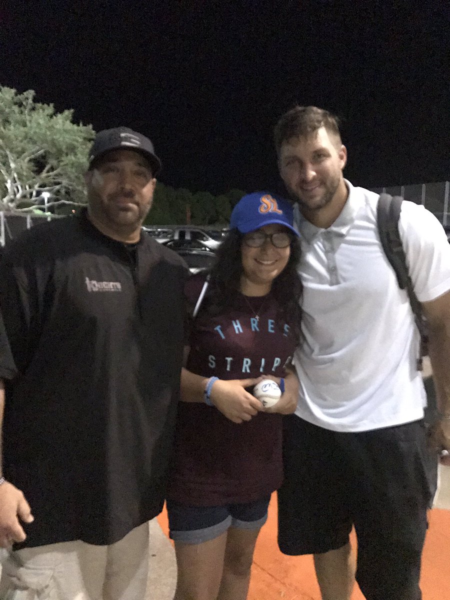 ScanzanoCombat's tweet photo. Great night meeting @TimTebow #dreambig #scanzanobaseball @adidasBaseball @AdidasTeam_Tess @tkcsbaseball https://t.co/pMMfu4dUfT